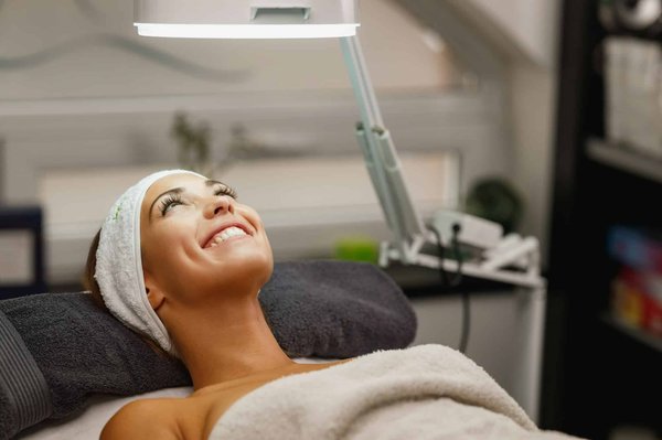 Comment développer des programmes de soutien aux artistes locaux pour revitaliser les espaces urbains ?